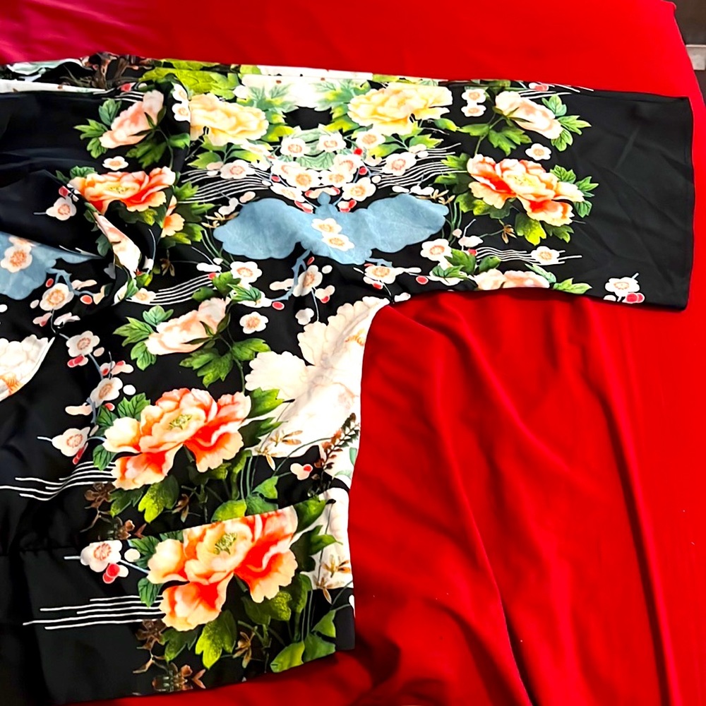 New york &company Beautiful V-neck kimono 👘 flower top